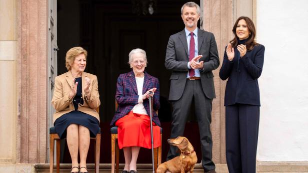 Altönigin Margrethe und ihre Familie mit Dackel.