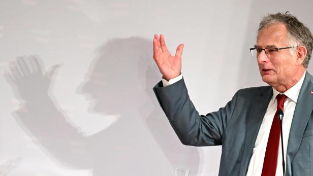 Finanzminister Markus Marterbauer mit erhobener Hand.