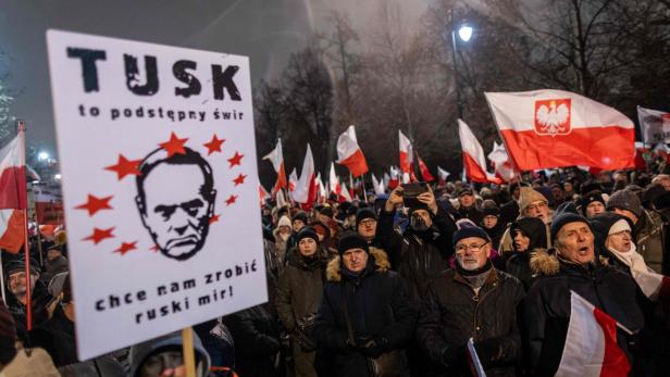 Anhänger der PiS protestieren gegen die von der Tusk-Regierung eingeleitete Umstrukturierung der öffentlich-rechtlichen Medien 2024.