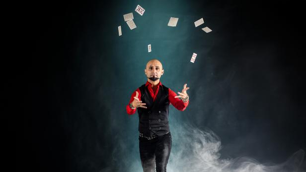 Johnny Diablo, Magier für Events in Österreich, begeistert mit eindrucksvoller Zauberkunst moderne Firmenfeiern und Hochzeiten.