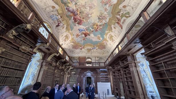 Stiftsbibliothek von innen mit Deckenfresko