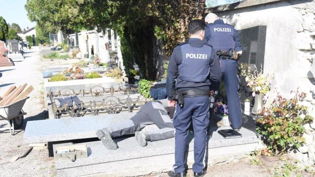 Graböffnung am Friedhof Pottendorf durch die Polizei und einen Steinmetz-Betrieb