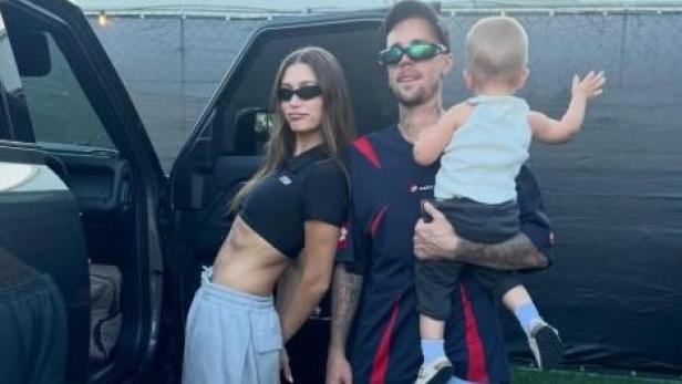 Hailey und Justin Bieber mit Sohn Jack neben einem Auto