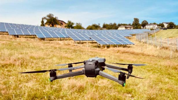 PV Control nutzt Wärmebilddrohnen zur effizienten Thermografie von Photovoltaikanlagen.