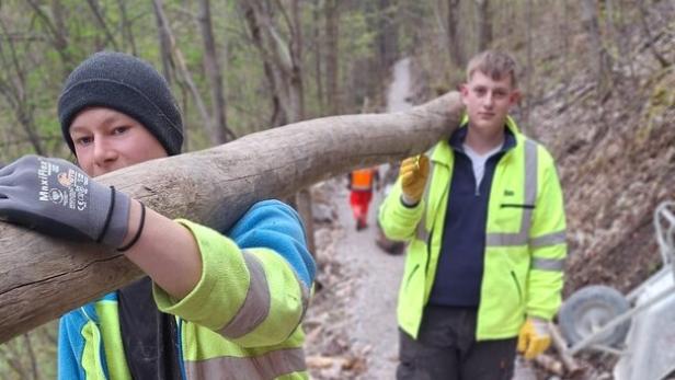 Schüler aus Oberösterreich helfen beim Ausbau des Flusswanderweges