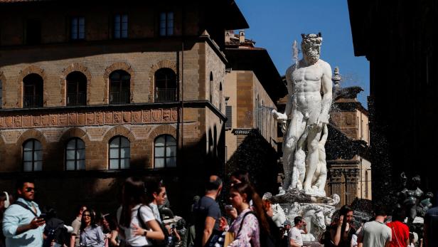 Der Neptunbrunnen in Florenz ist von Menschen umgeben.