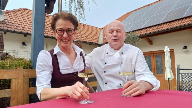 Manfred und Martina Hausgnost mit einem Glaserl Wein in der Hand. 