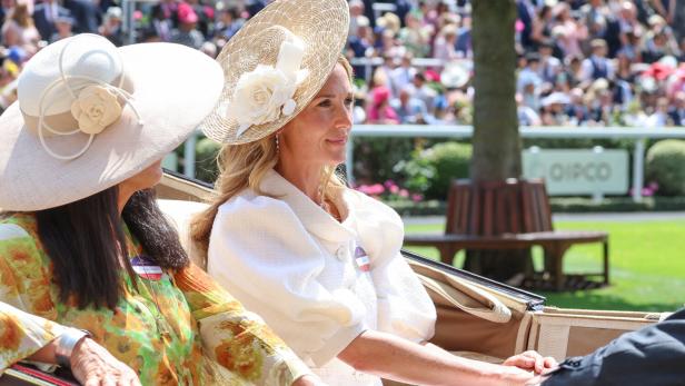 Pferderennen  Ascot 2025:  Sperling fuhr in der Kutsche vor und zeigte sich in der königlichen Loge gut gelaunt neben König Charles