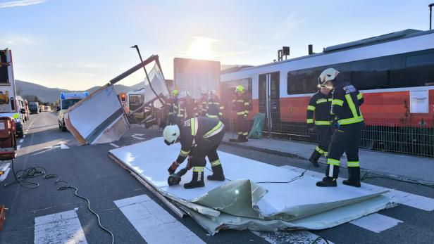 Ein Lkw und ein Zug an einer Unfallstelle