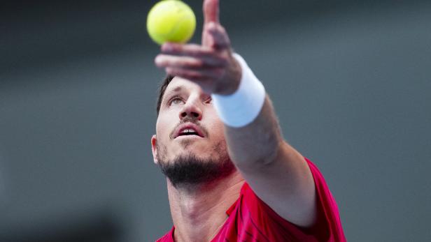 Tennisspieler Dennis Novak bem Aufschlag.