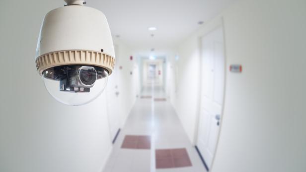 Eine Kamera ist am Gang eines Wohnhauses montiert.