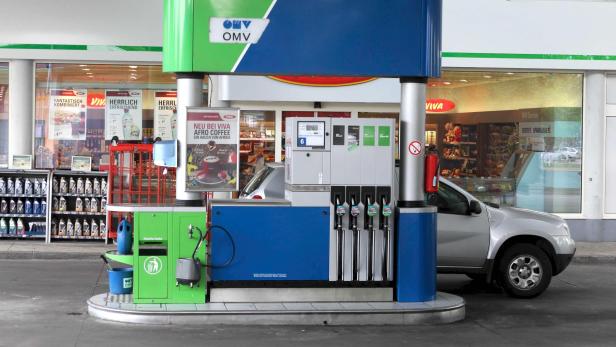 OMV Tankstelle mit Auto hinter Zapfsäulen.