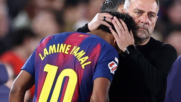 Lamine Yamal musste von Trainer Hansi Flick getröstet werden.