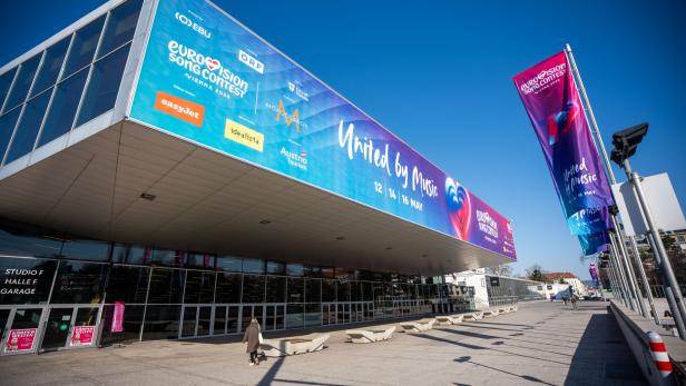 Das Vienna 2026 Eurovision Song Contest-Banner schmückt die Stadthalle.