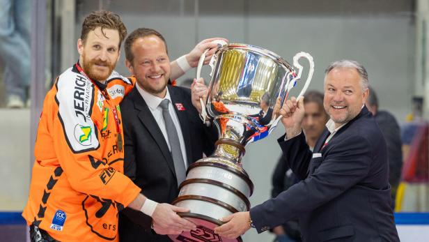 Christian Feichtinger (re.  neben Wolfgang Jethan von win2day) mit Korbinian Holzer