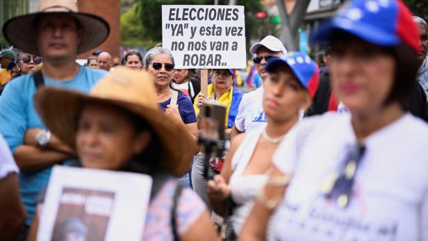 Protest for higher pay and pensions, restored rights and the release of detainees, in Caracas