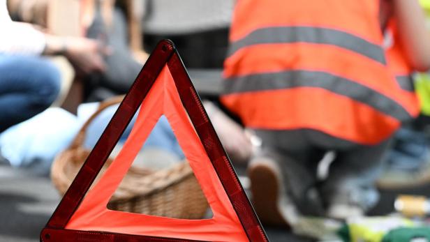 Hilfsorganisationen helfen bei Verkehrsunfall.