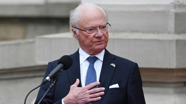 König Carl XVI. Gustaf hält eine Rede mit Hand auf der Brust.