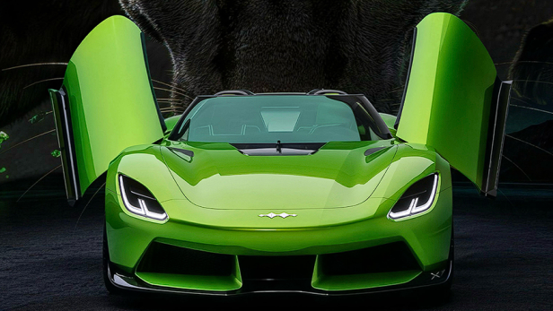 Der grüne Sportwagen Formula X von Fang Cheng Bao steht mit geöffneten Scherentüren vor einem Leopardenmotiv.