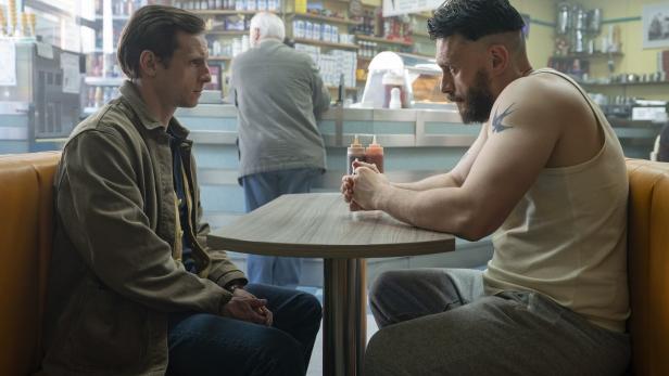 Jamie Bell (links) und Richard Gadd, das Star-Duo in  in „Half Man“ 