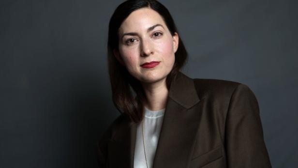 Regisseurin Rebecca Zlotowski blickt vor grau-neutralem Hintergrund direkt in die Kamera