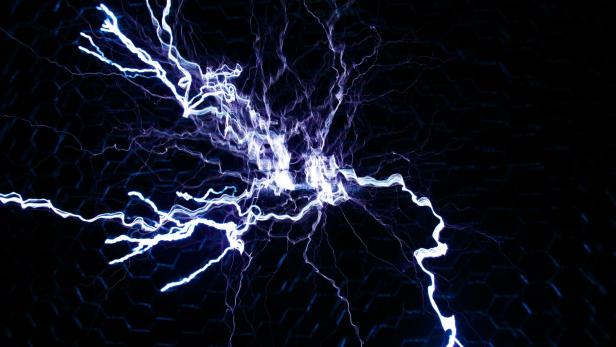 Eine elektrische Entladung vor schwarzem Hintergrund