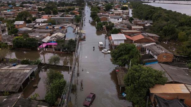 TOPSHOT-BRAZIL-WEATHER-FLOODS