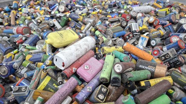Unterschiedliche Gerätebatterien in einem Sammelbehälter.