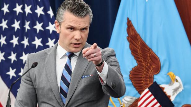 Trump-Minister: Europas Beratungen sind "dumm" + USA prüfen NATO-Rauswurf Spaniens