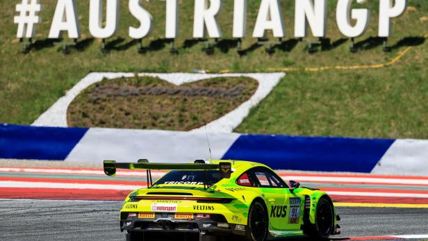 Thomas Preining fährt mit seinem Porsche Testrunden in Spielberg.