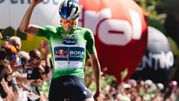 Giulio Pellizzari freut sich im Ziel.