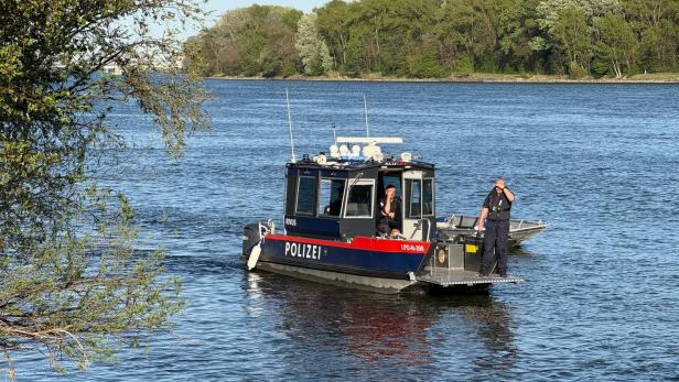 Ein Boot der Feuerwehr am Wasser bei der Suchaktion.