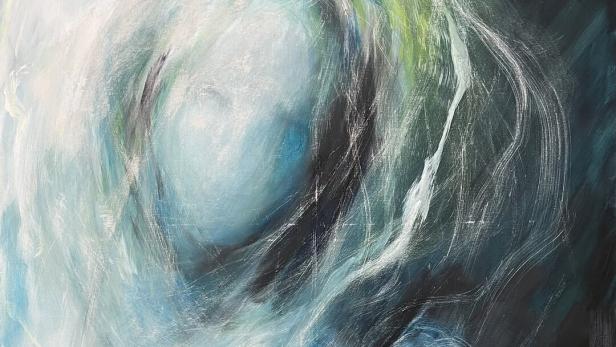 Verschwommene, abstrakte Darstellung einer menschlichen Figur in Blau- und Grüntönen ohne erkennbare Gesichtszüge.