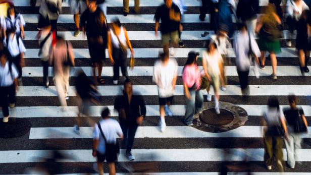Shibuya Scramble in Full Stride â Overhead Crowd Flow