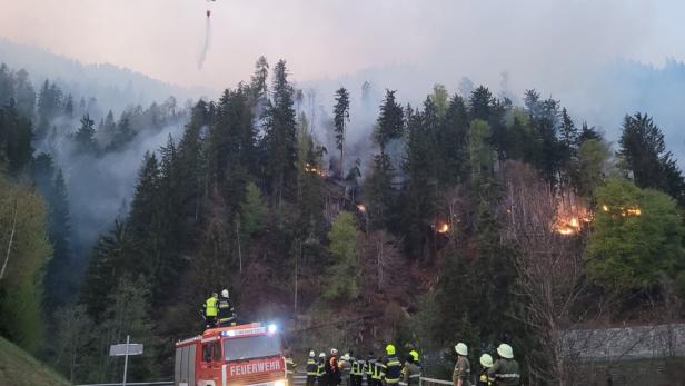 ++ HANDOUT ++ KÄRNTEN: WALDBRAND IM LESACHTAL BREITETE SICH ÜBER NACHT WEITER AUS