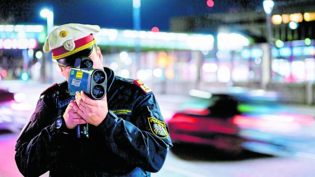 Polizist mit Laserpistole