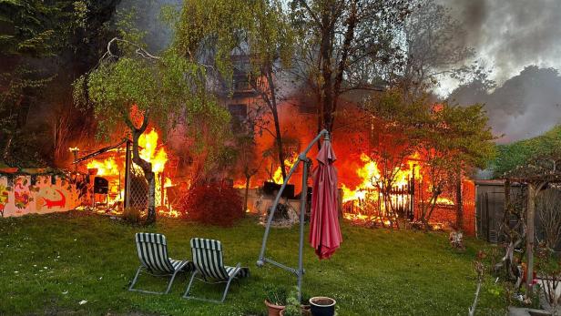 Lichterloh brennendes Haus 