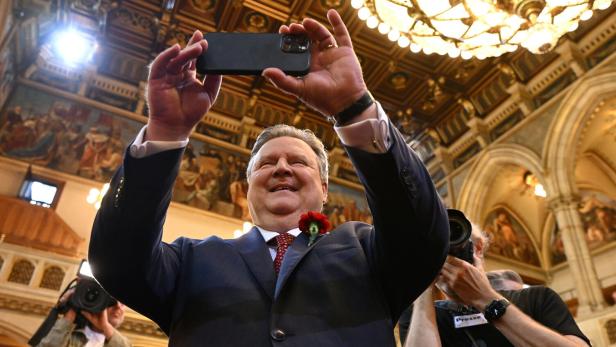 Bürgermeister Michael Ludwig fotografiert Journalisten mit dem Handy.