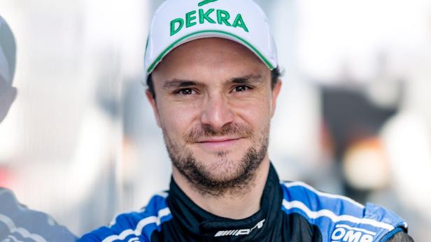 Lucas Auer posiert für ein Foto.