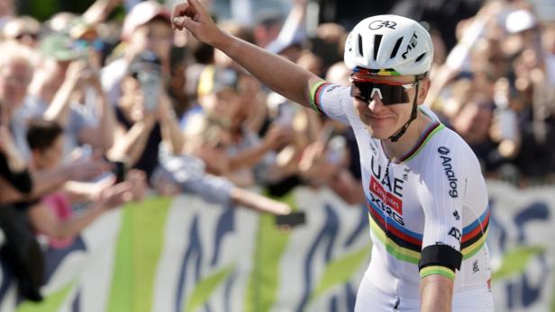 Tadej Pogacar jubelt im Ziel.