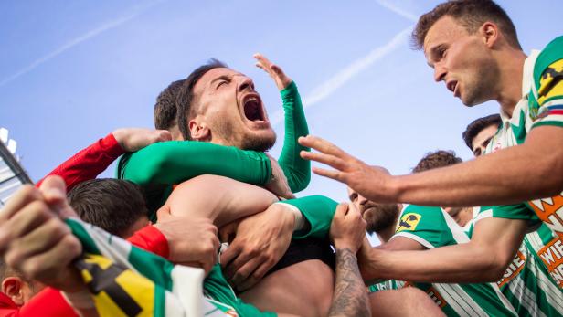 Ekstase beim 1:0: Ercan Kara mit den Rapidlern