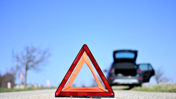 ++ THEMENBILD ++ WARNDREIECK / PANNENDREIECK / FAHRZEUGPANNE / PANNE / VERKEHR /  AUTO / PKW / SICHERHEIT