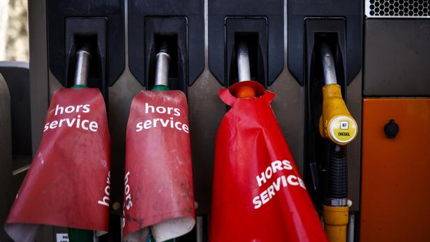 Mehrere Zapfsäulen, drei davon mit roten "hors service"-Hüllen, eine mit gelbem Diesel-Zapfhahn.