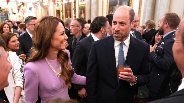 Kate und William unterhalten sich auf einer Veranstaltung mit vielen Gästen.