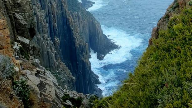 Blick auf das Meer von der Spitze einer steilen Klippe