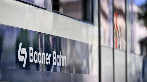 ++ THEMENBILD ++ BADNER BAHN / BAHN / ZUG / EISENBAHN / VERKEHR / ÖFFENTLICHE VERKEHRSMITTEL