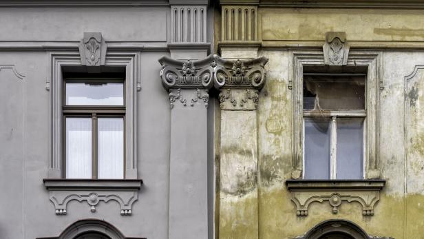 Ein generalsaniertes Gebäude direkt neben einem Haus, das noch nicht saniert wurde. 