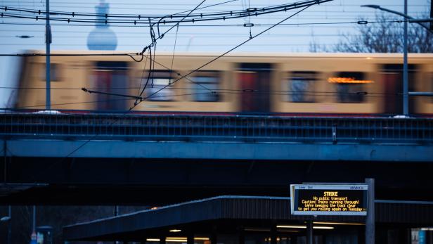 Public transport warning strike in Germany