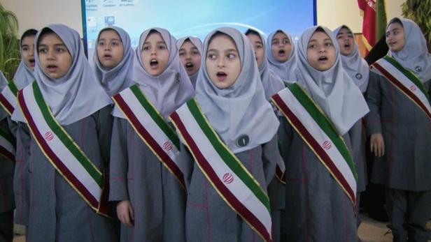 Singende Mädchen mit KOpftuch im Iran.