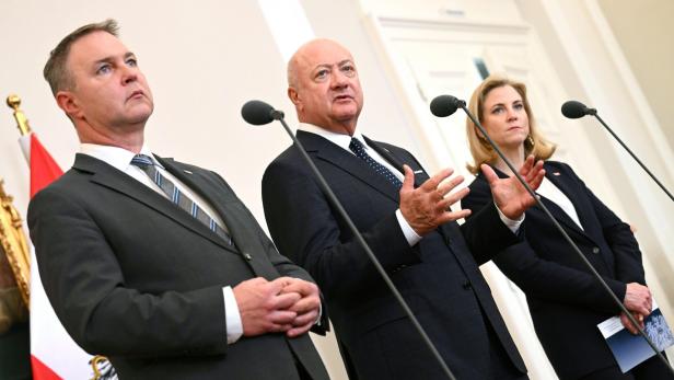 MINISTERRAT: SITZUNG DES KRISENSICHERHEITSKABINETTS / BABLER (SPÖ) / STOCKER (ÖVP) / MEINL-REISINGER (NEOS)